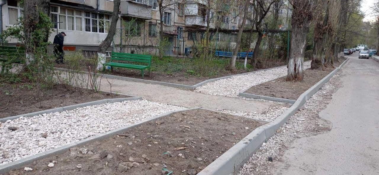 Во дворах домов в секторе Ботаника проводят ремонт дорог и тротуаров