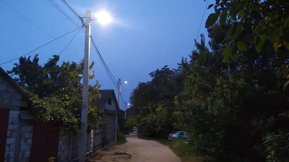 На улице Петриканской появилось современное уличное освещение
