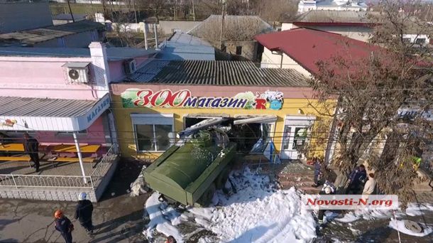 В Николаеве армейский бензовоз въехал в зоомагазин