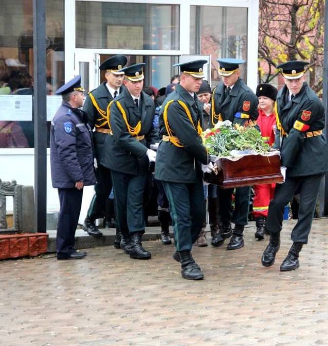 Гроб с телом погибшего спасателя доставили в родное село Пухой в сопровождении колонны пожарных машин