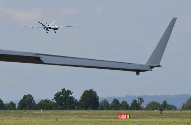 Беспилотник США MQ-9 Reaper впервые приземлился в гражданском аэропорту Европы