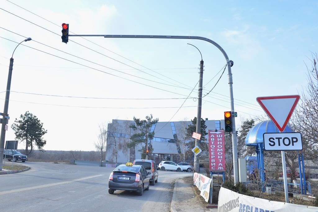В Кишиневе установлен и введен в эксплуатацию новый светофор