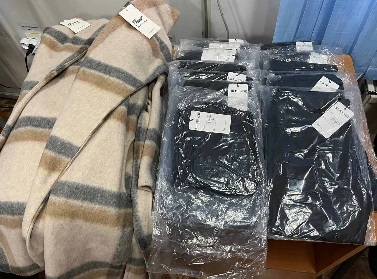 Un lot de articole vestimentare nedeclarat a fost depistat de ofițeri vamali în bagajele unui microbuz
