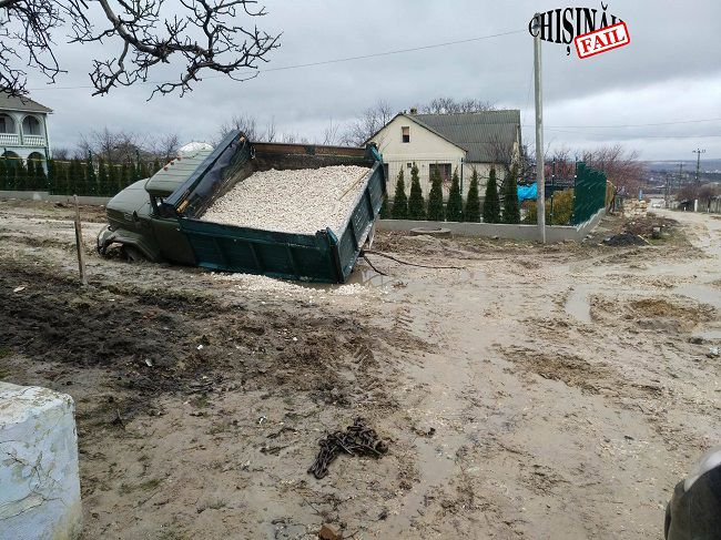 В Милештий Мичь грузовик наполовину утонул в грязи