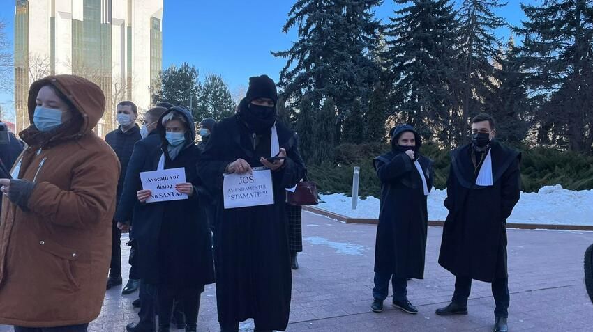 Адвокаты протестовали перед парламентом: Просим отозвать поправку Стамате