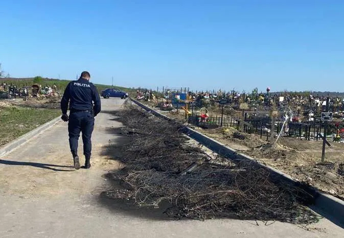 Неизвестные сожгли кресты и венки на кладбище "Святого Лазаря" в столице