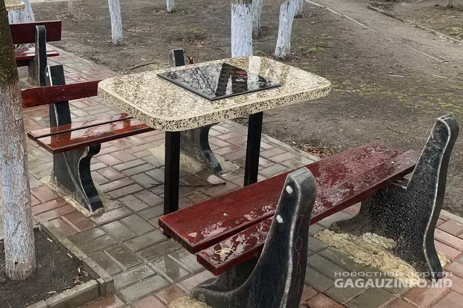 В Комрате вандалы повредили местную шахматную аллею