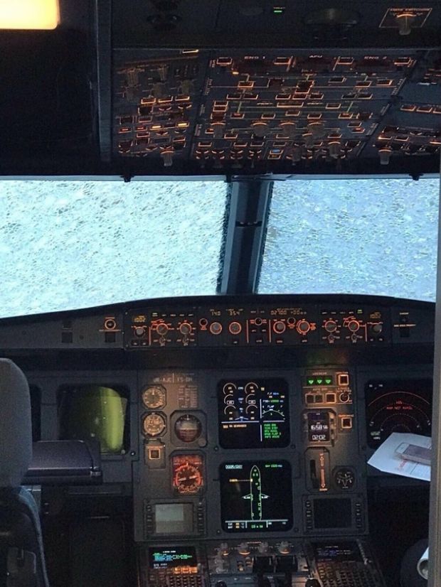 Istanbul: 10 persoane au fost rănite în urma unei furtuni violente. Imagini incredibile cu un avion distrus de grindină