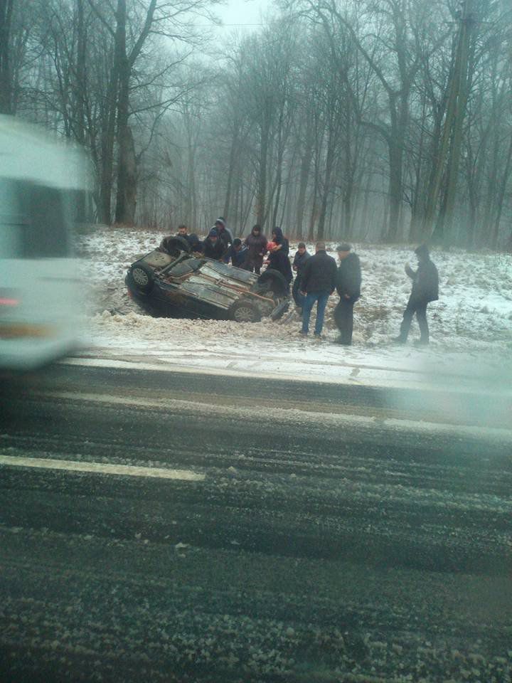 Mai mulţi moldoveni au intervenit să ajute victimele unui accident, după ce o maşină s-a răsturnat pe şosea