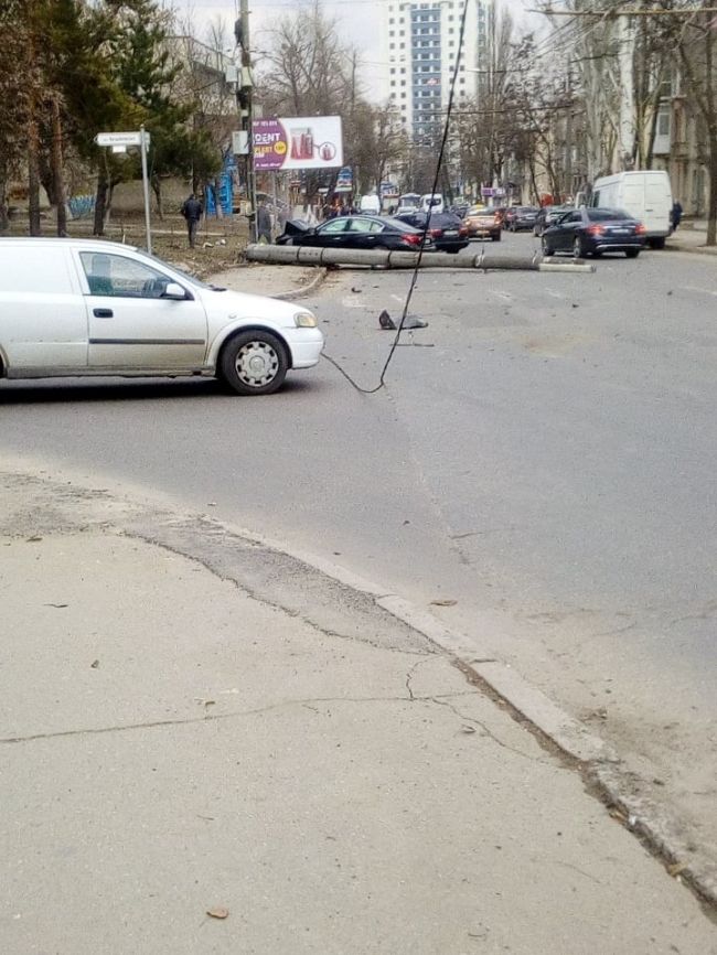 Водитель Infinity повалил столб на Телецентре в результате ДТП