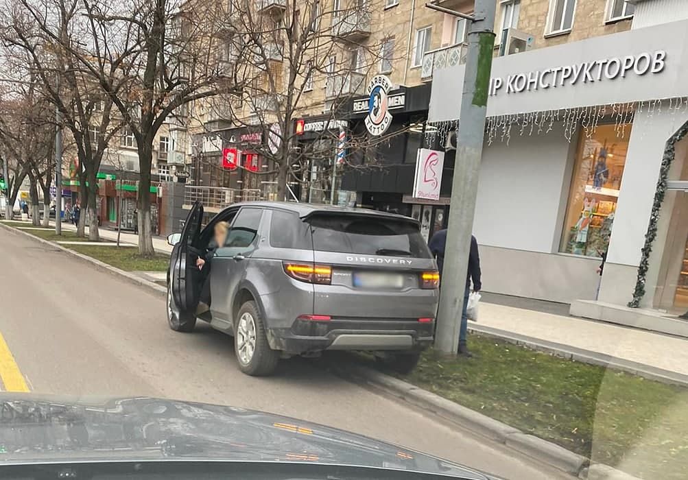 В столице водитель внедорожника образовал огромный затор