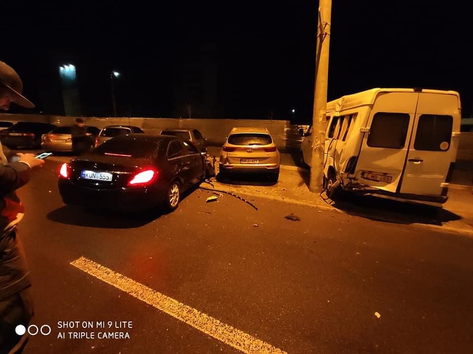 На Чеканах водитель за рулем мерседеса повредил три автомобиля