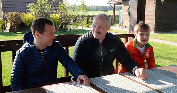 Лукашенко показал Медведеву родные места и угостил березовым соком