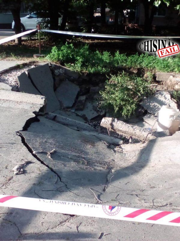 На одной из столичных улиц дорога превратилась в руины