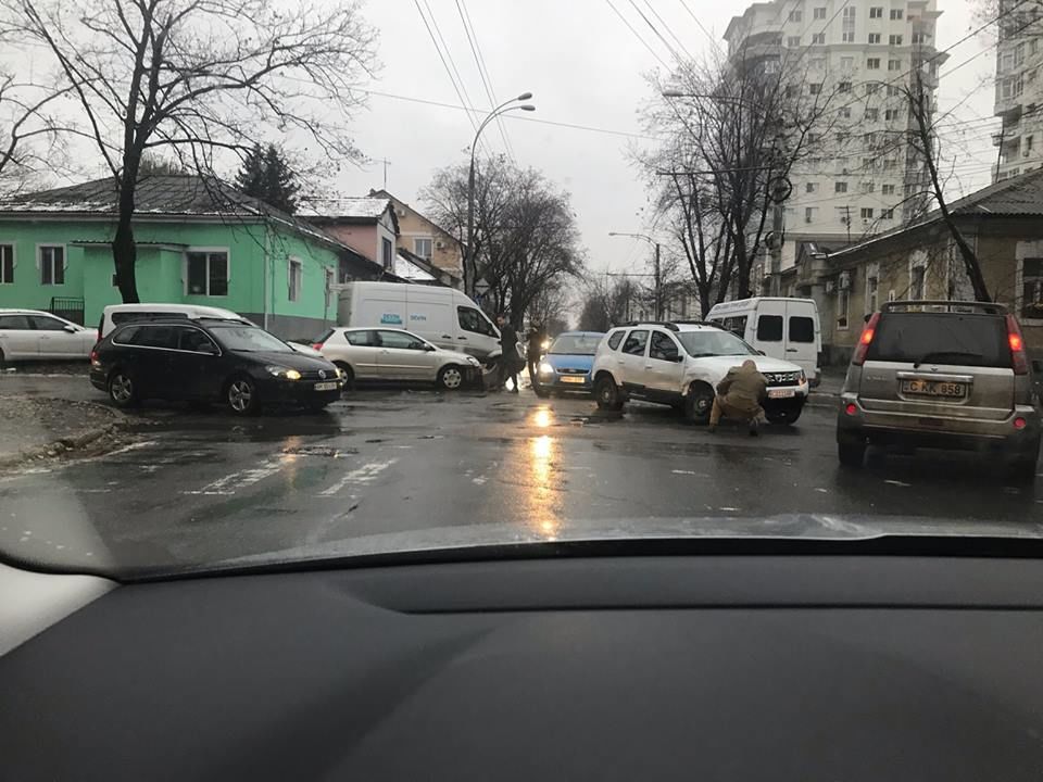 На улице Букурешть автомобиль посольства Румынии попал в ДТП