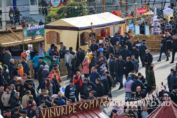 В Комрате начались массовые гуляния на праздновании Дня вина