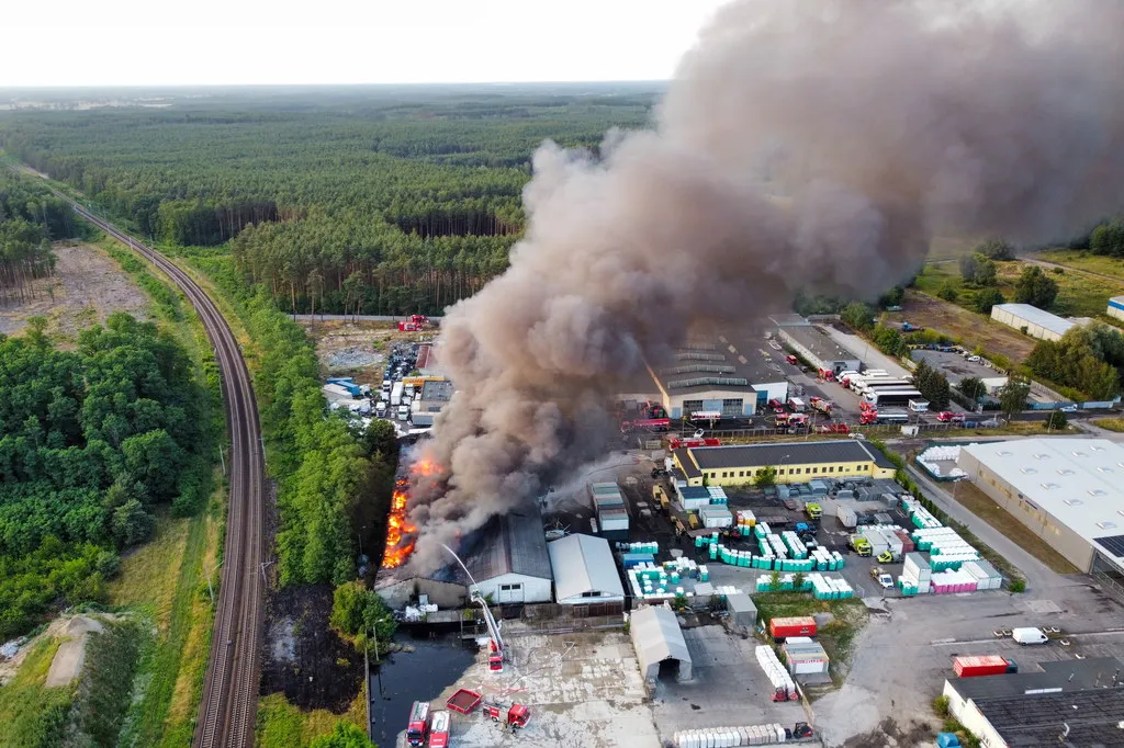 На западе Польши тушат крупный пожар на складе с химикатами