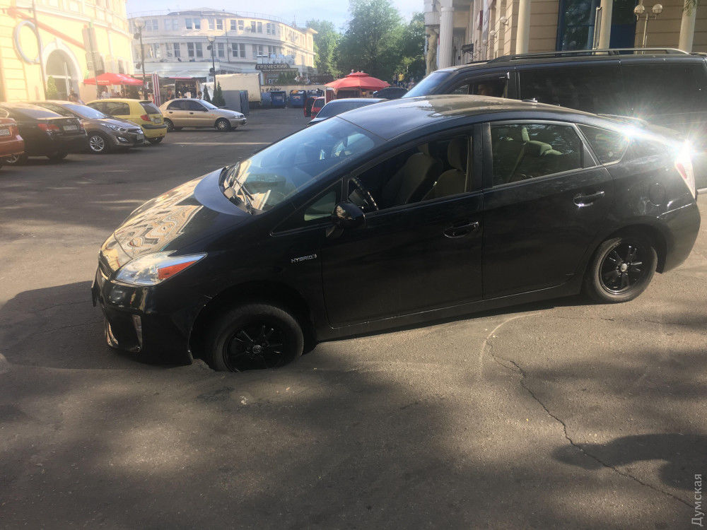 В центре Одессы машина провалилась под землю