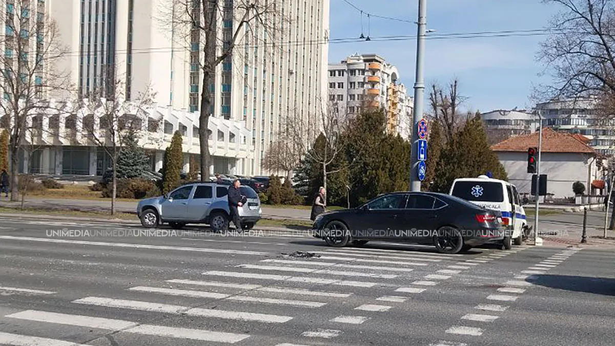 Accident rutier lângă Parlament: Șoferul unei ambulanțe, rănit