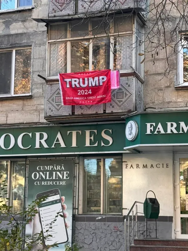 Un locuitor din Chișinău a atârnat pe balcon un poster în sprijinul lui Trump