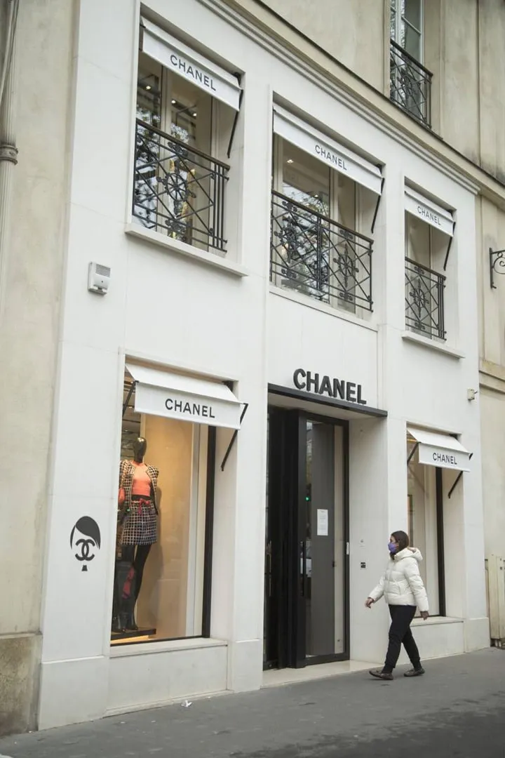 В Париже на магазинах Chanel появились изображения Гитлера