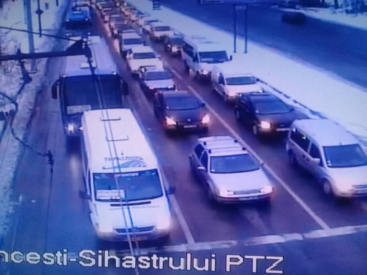 Служба InfoTrafic рекомендует водителям избегать некоторых улиц Кишинева
