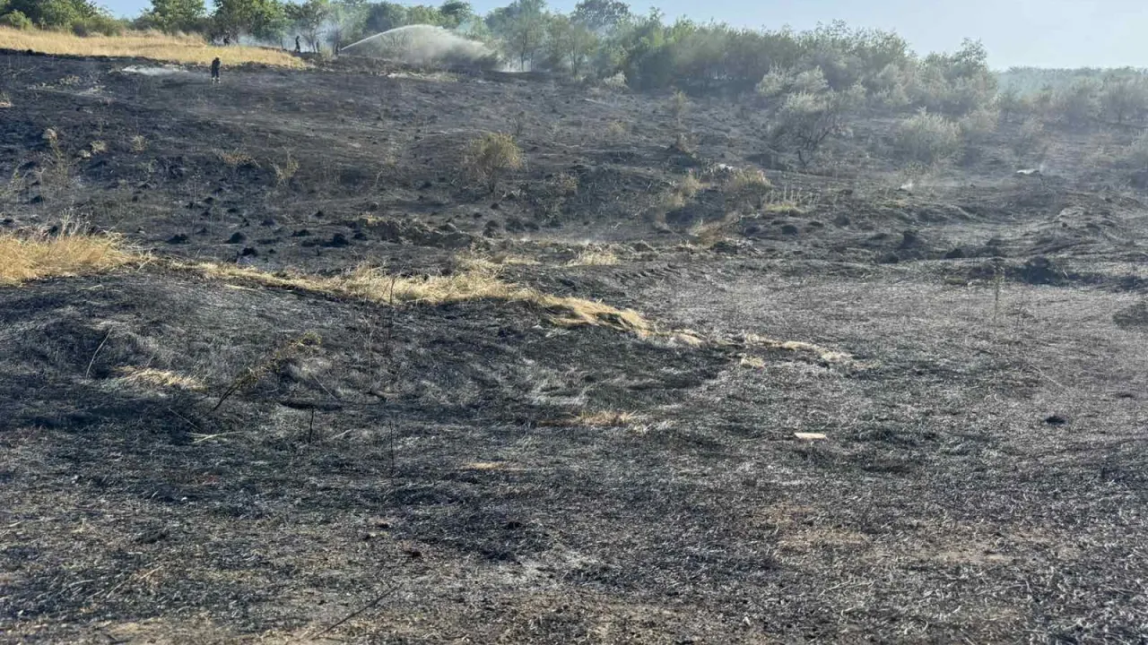 Incendiu de 11 ore în raionul Căușeni: Au ars trei case și 300 de baloți de fân