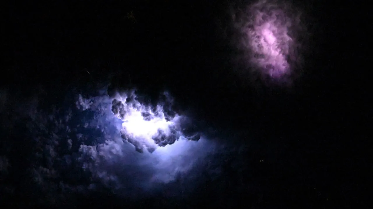 Astronomii au prezentat cum arată fulgerele din spațiu