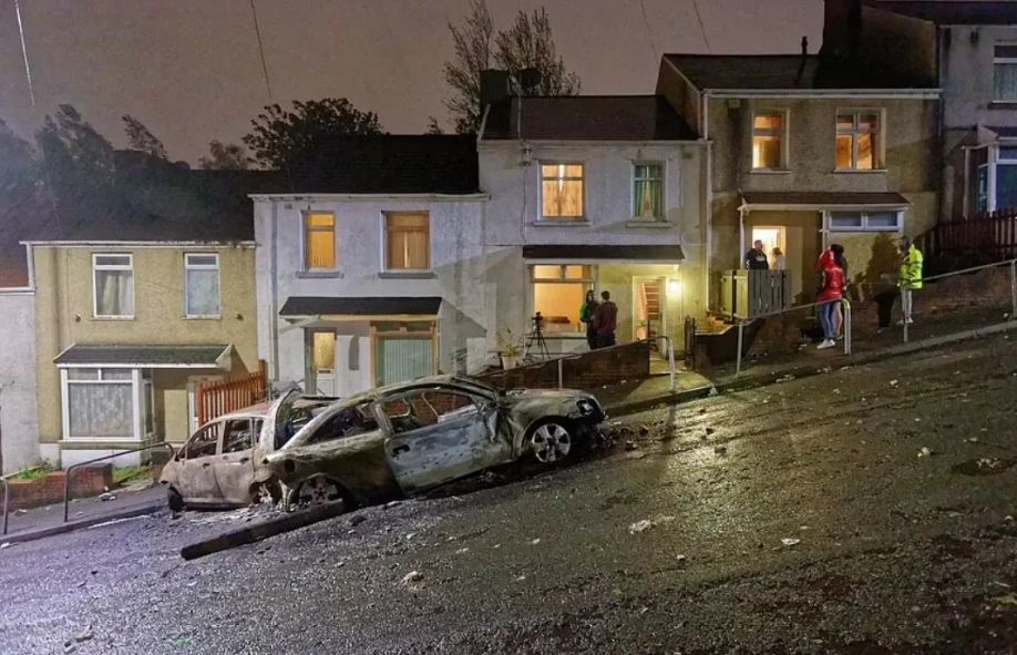 В Уэльсе жители разгромили улицу и сожгли автомобили после поминок