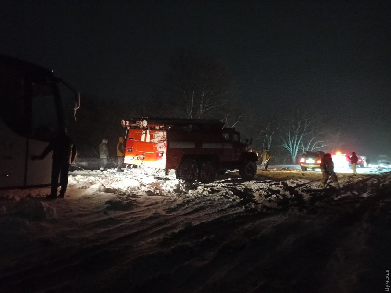 На трассе Одесса-Кучурган спасатели откопали два автобуса, два грузовика и грейдер