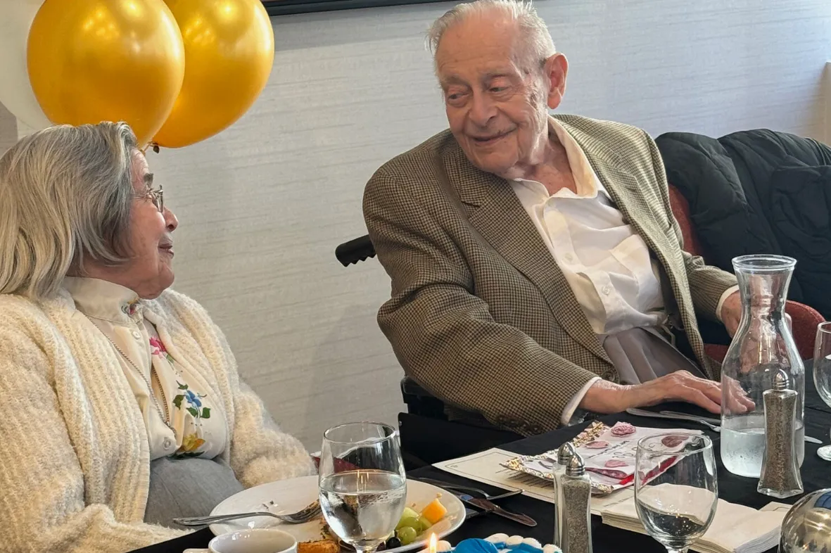 В США поженились 100-летний мужчина и 102-летняя женщина