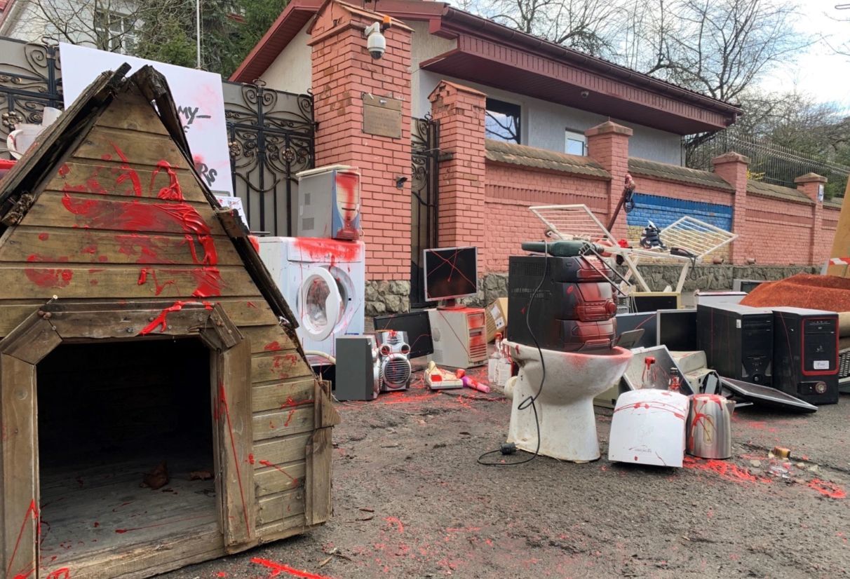 К консульству РФ во Львове принесли бытовую технику