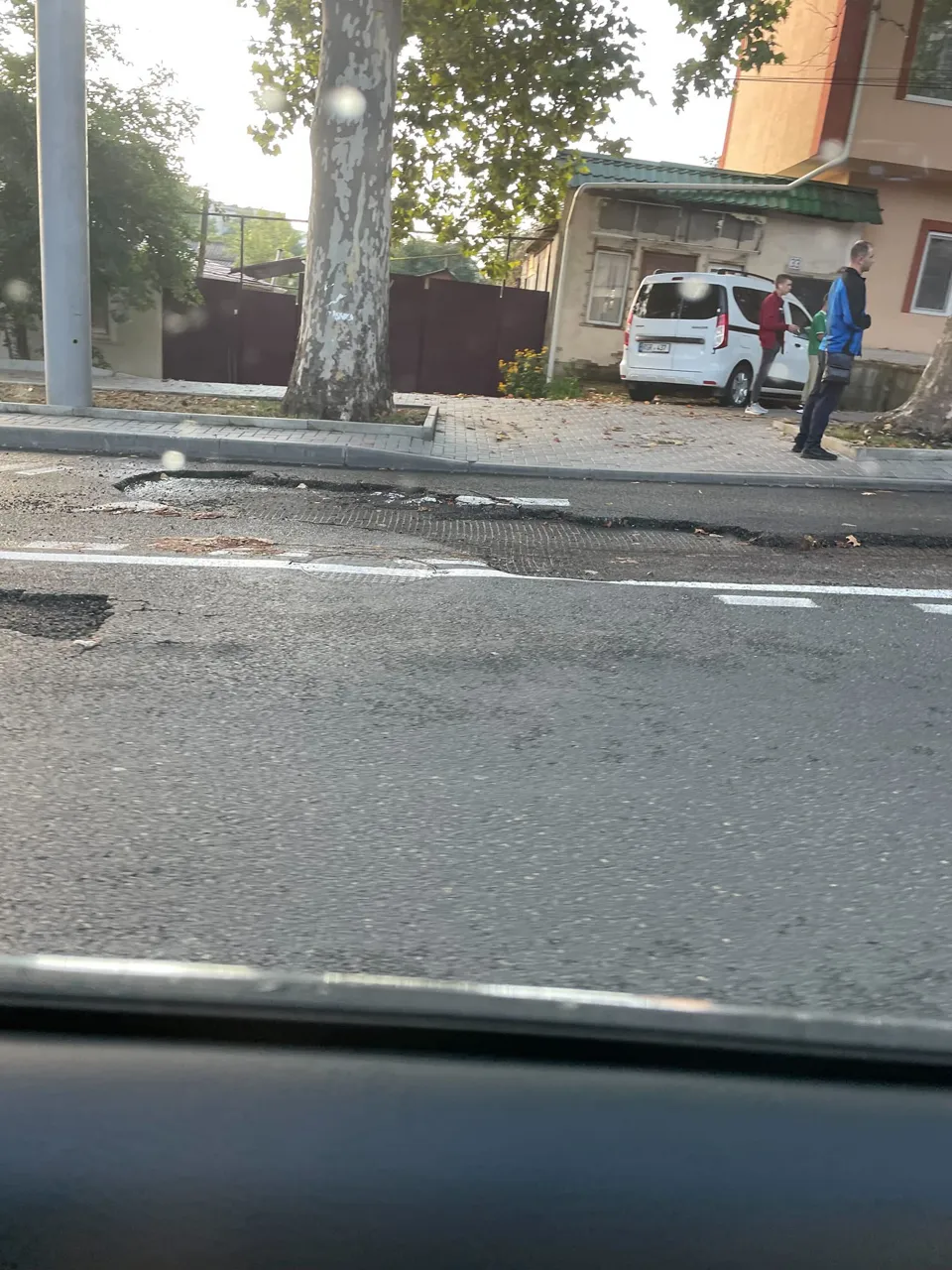 В Кишиневе уложенный год назад асфальт "поплыл" после дождя