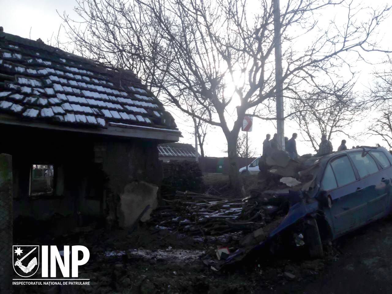 Dezastru la Cimișlia: Un vitezoman a intrat cu mașina într-o casă