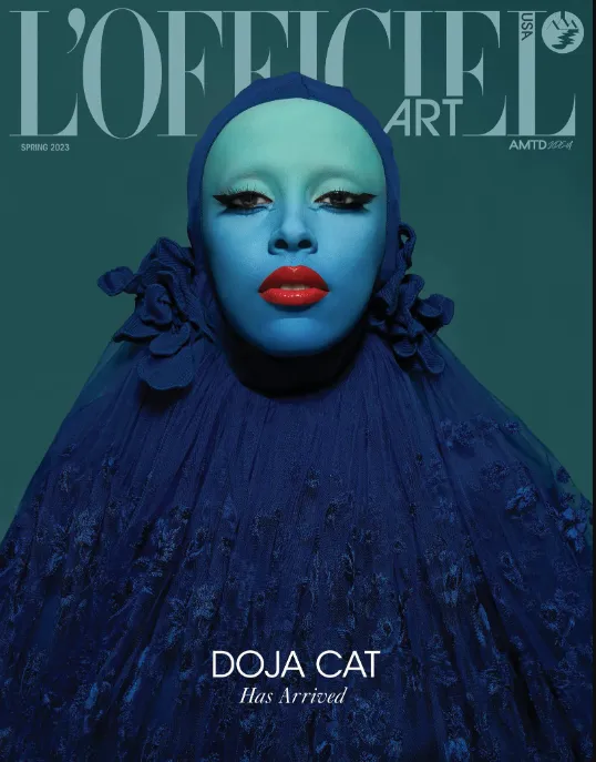 Рэперша Doja Cat в платье с глубоким декольте снялась для обложки глянца