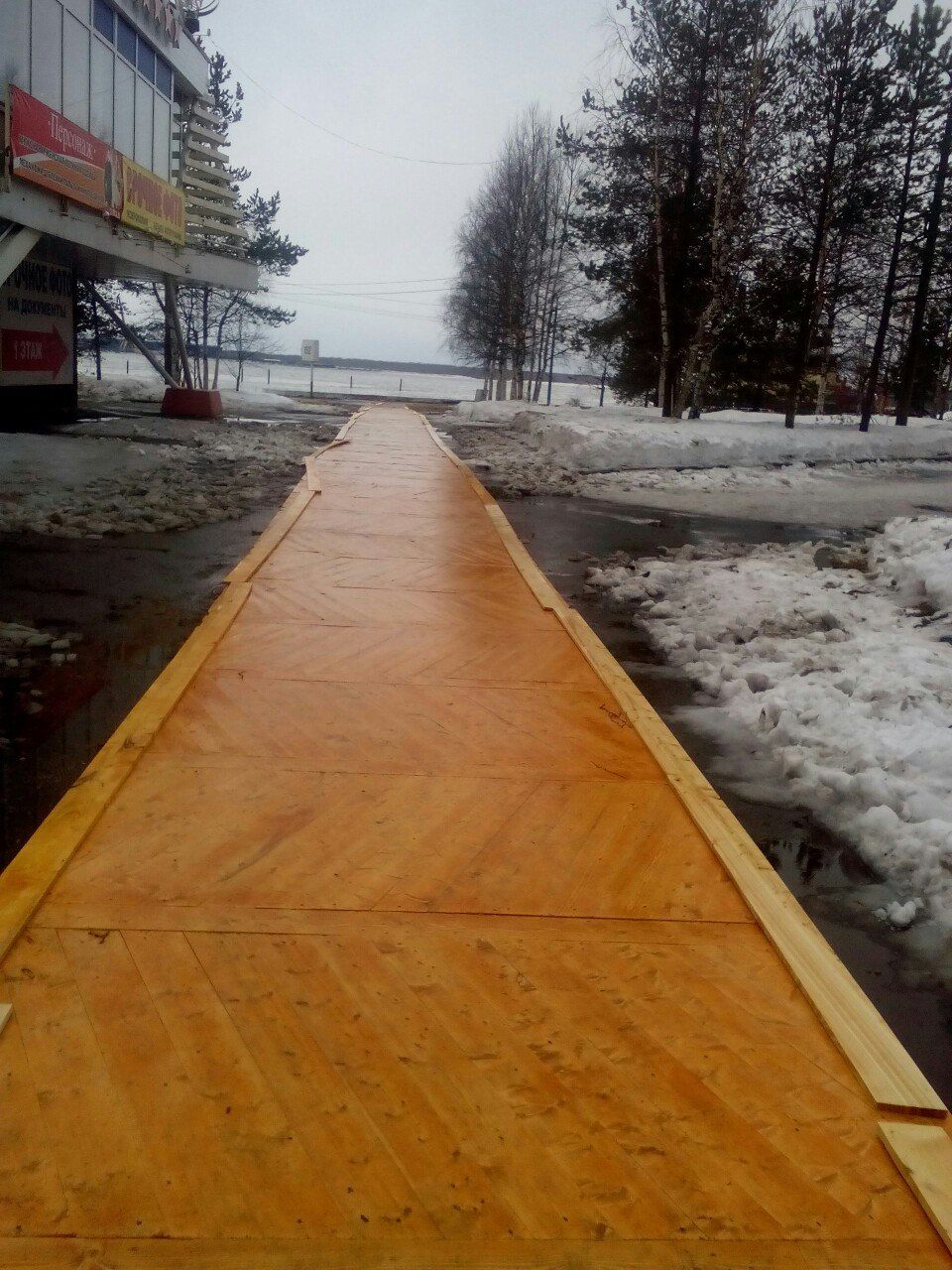 Архангельские чиновники заложили тротуар паркетом