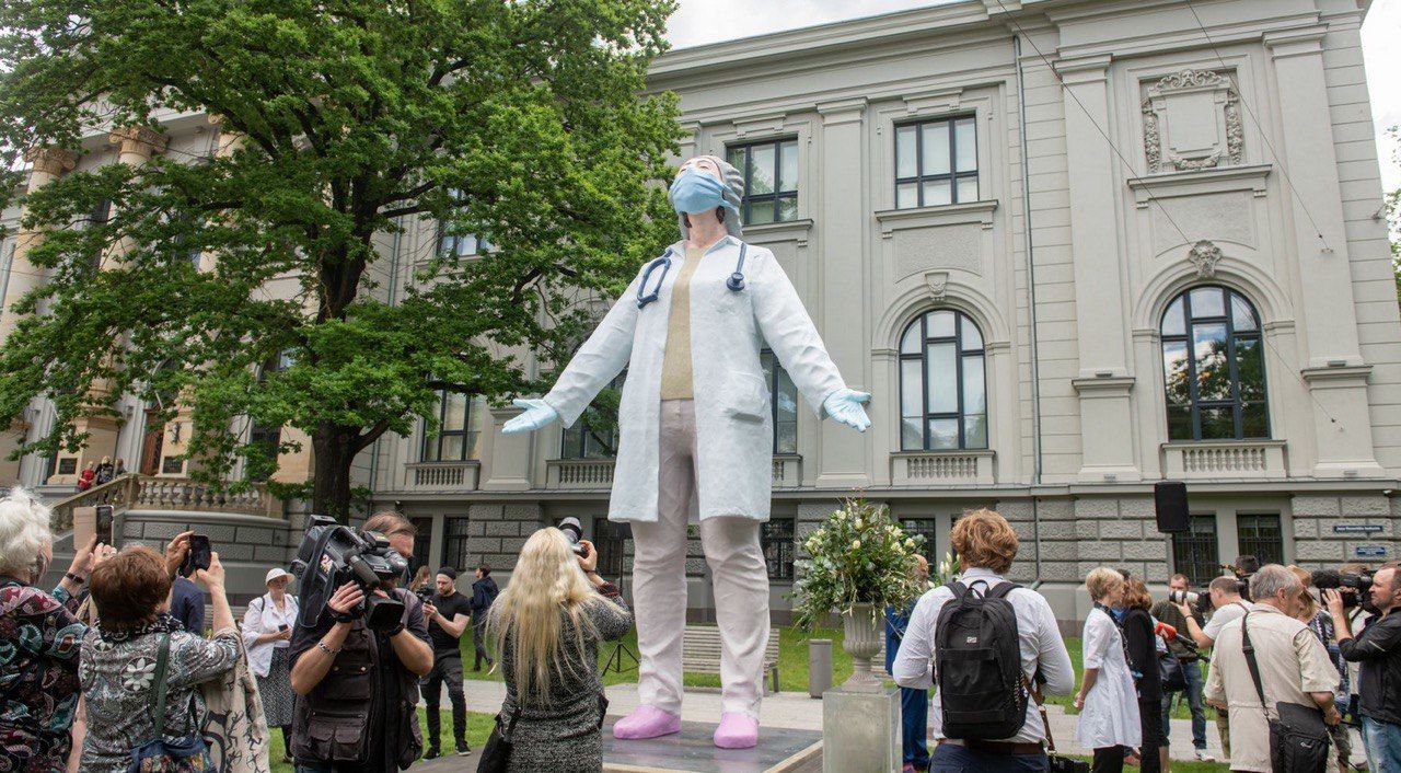 В Риге открыли шестиметровую скульптуру «Медики - миру»