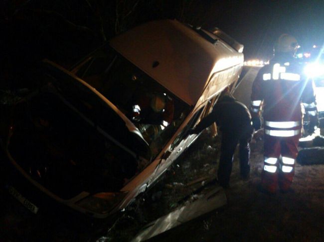 Accident cu implicarea unui microbuz de rută: doi morţi şi 10 răniţi