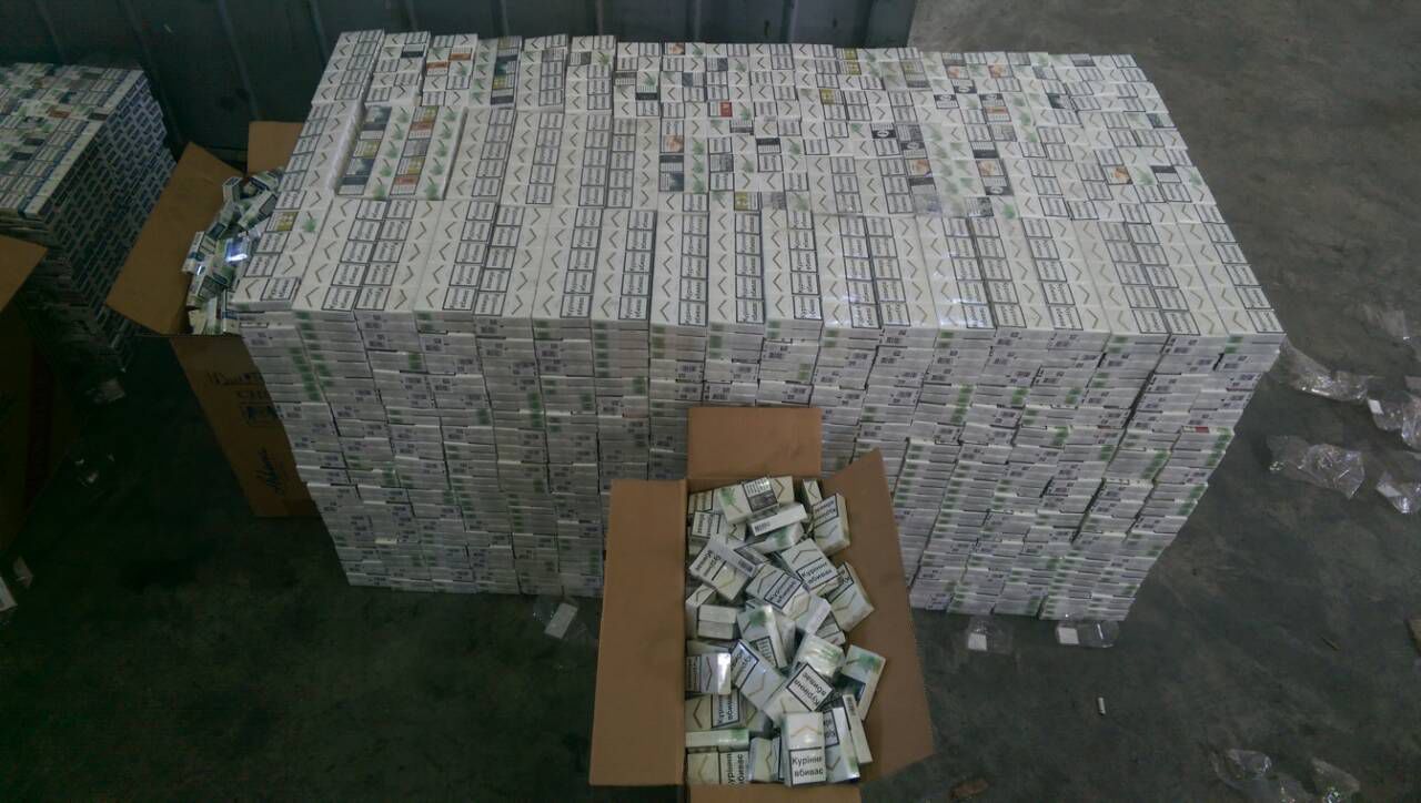 Trei vameşi şi un şofer de camion deferiţi justiţiei pentru contrabandă cu produse de tutungerie, în proporţii deosebit de mari