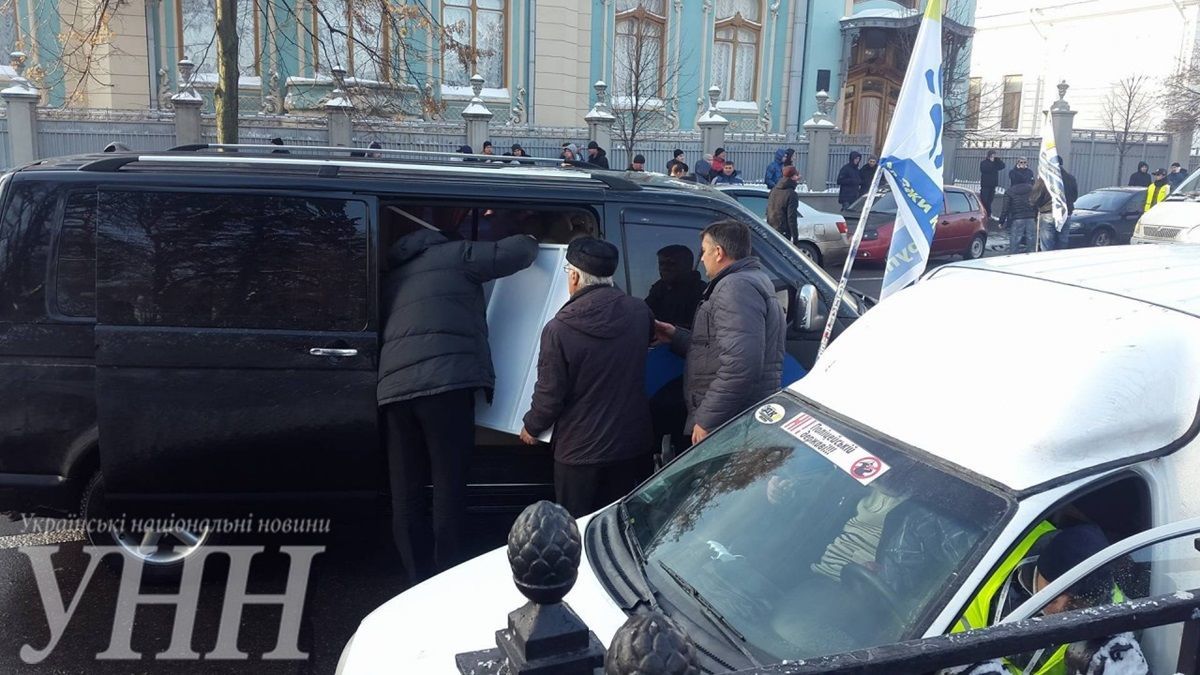 В Киеве перекрыли центр, работают взрывотехники