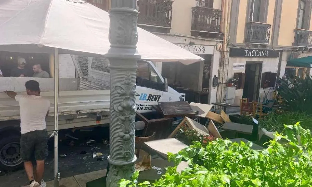В Италии неудачно запаркованное авто въехало в террасы ресторанов, пострадали 15 туристов