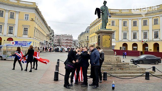 В Одессе курсанты повязали Дюку флаг США