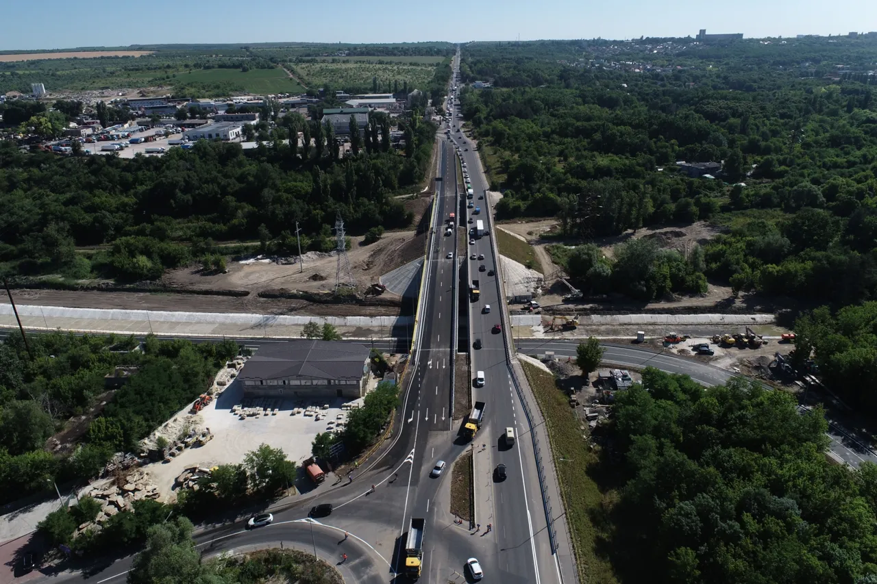 Circulația rutieră pe traseul M1, reluată după reconstrucția podurilor peste râul Bâc