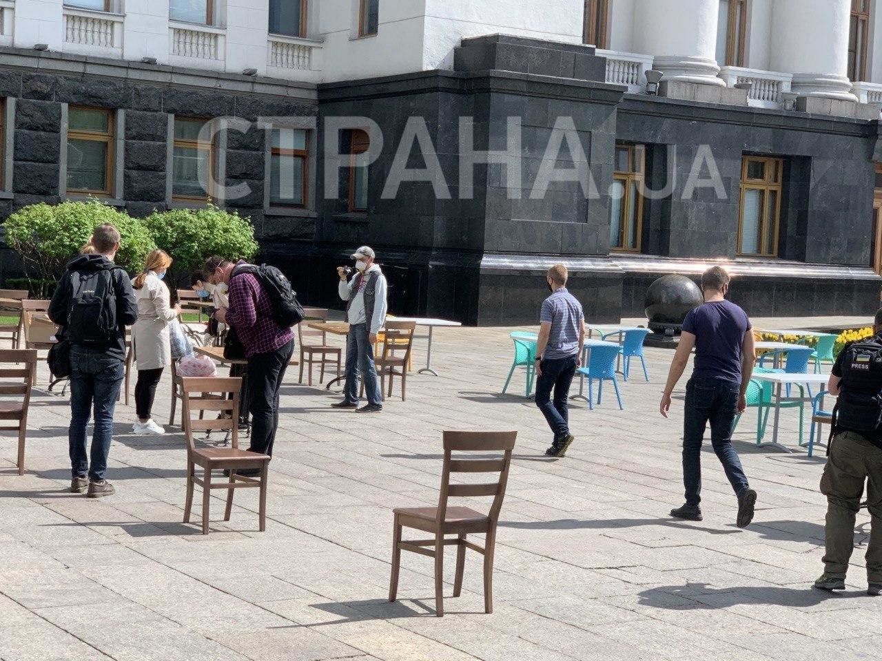 В Киеве возле офиса Зеленского рестораторы устроили протест-пикник