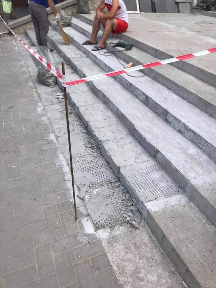 На обновленной лестнице на Ботанике демонтировали плитку