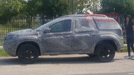 Noua Dacia Duster, surprinsă pe stradă. Cum va arăta SUV-ul românesc