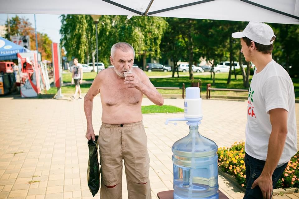 На период жары партия «Шор» установила палатки с питьевой водой для кишиневцев