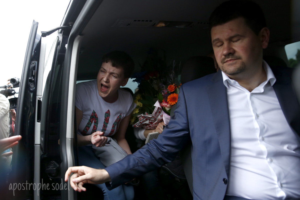 Савченко ходила босиком в аэропорту "Борисполь"