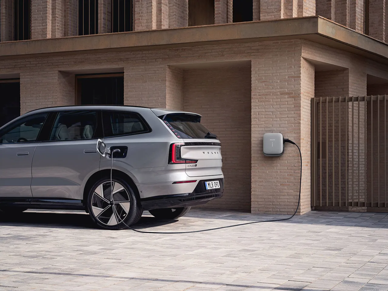 Обновлённый Volvo EX90 заряжается ещё быстрее и получает новые улучшенные функции