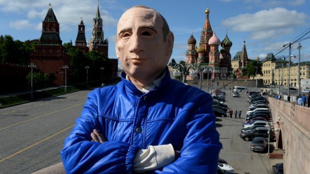 Российский активист попросил убежище в Киеве после пикетов в маске Путина
